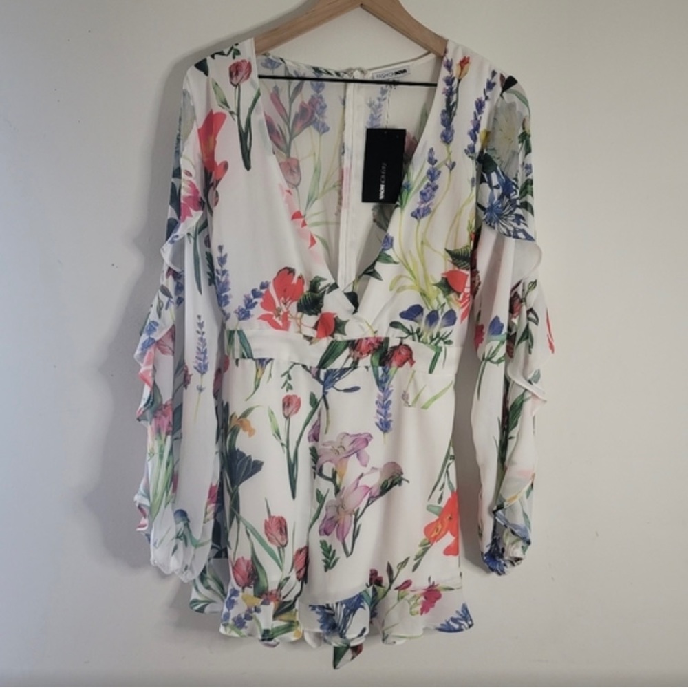 Beautiful Floral multicolor romper set perfect for the summer. ruffle sleeves